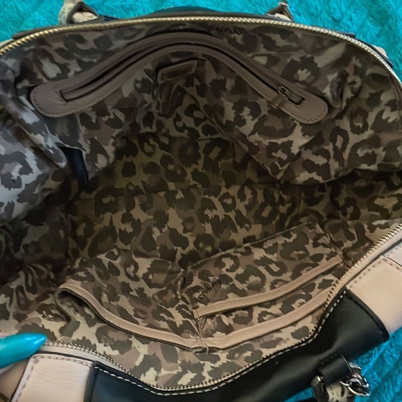 Guess purse - Picture 4 of 4